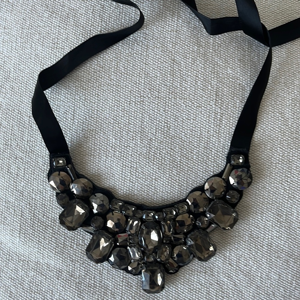 A fashionable stone adjustable necklace
